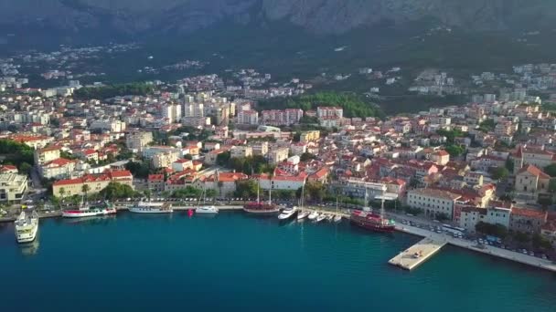 Europa. Croacia. Makarska.Vista desde el dron en 4K en la Riviera de la ciudad de Makarska — Vídeos de Stock