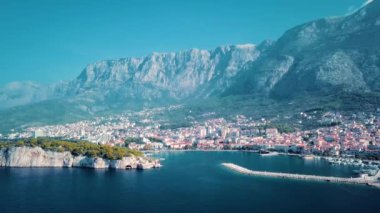 Avrupa. Hırvatistan. 4 k şehir Makarska Riviera dron üzerinden Makarska.View