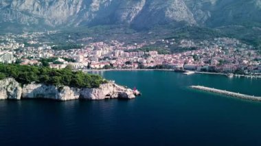 Avrupa. Hırvatistan. 4 k şehir Makarska Riviera dron üzerinden Makarska.View