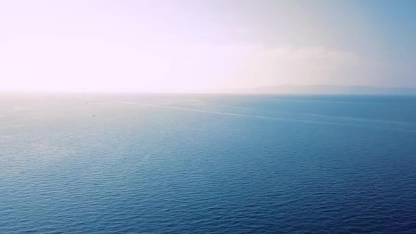 Vista do mar azul calmo ao amanhecer — Vídeo de Stock