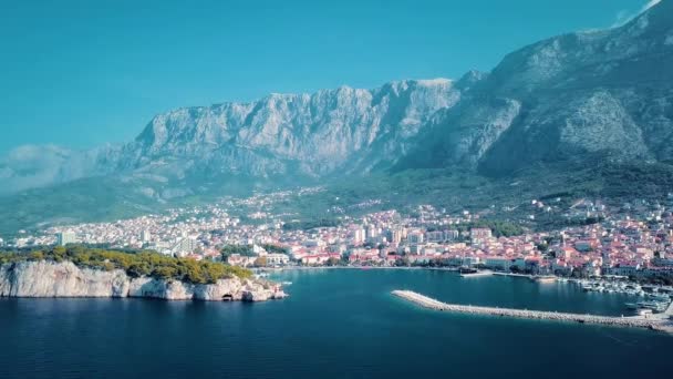 ヨーロッパ。クロアチア。マカルスカの市内のリビエラの 4 k のドローンから Makarska.View — ストック動画