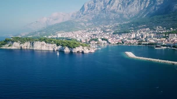 Europa. Kroatië. Makarska.View van de drone in 4k aan de Riviera van de stad Makarska — Stockvideo