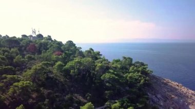Hırvatistan. Makarska. Kıyı çam Park görünümünü ve denizden yüksekliği