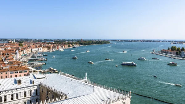 Luftaufnahme von Venedig und seinem Canal Grande an einem Sommertag — Stockfoto