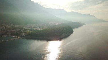 Hırvatistan. Makarska. Kıyı çam Park görünümünü ve dağlarda yükseklikten