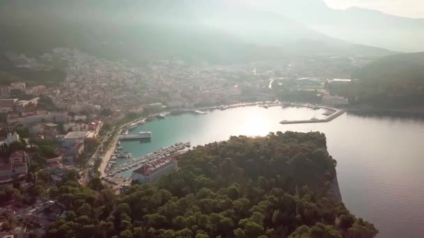 Costa adriática croata con dron en 4K. Europa. Makarska. — Vídeos de Stock