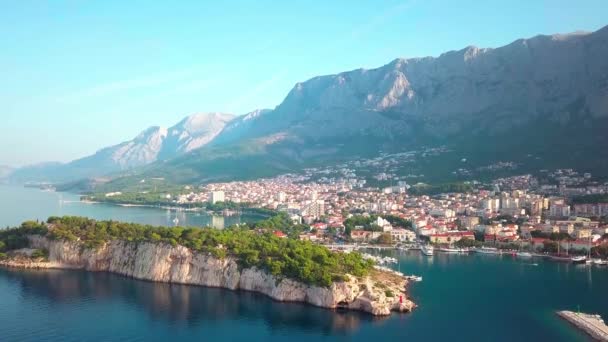 Chorvatského jadranského pobřeží dron v rozlišení 4k. V Evropě. Makarska — Stock video