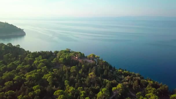 Croácia. Makarska. Vista do pinho costeiro Parque e as montanhas de uma altura — Vídeo de Stock