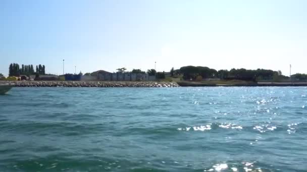 Europa. Italien. Venedig. Bootsfahrt zur Insel Venedig mit dem Boot — Stockvideo