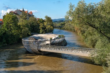 Avusturyalı. Graz Eylül 2018: Graz Mur nehrinde c Cafe