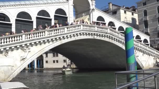 Venice, Italië-September 2018.Tourists fotograferen op de Rialto-brug — Stockvideo