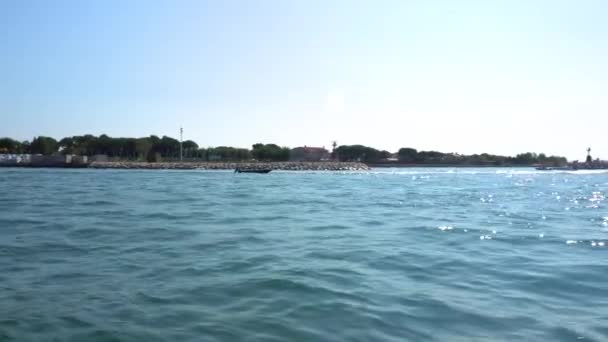 Europa. De Italia. Venecia. Viaje en barco a Venecia isla en barco — Vídeos de Stock