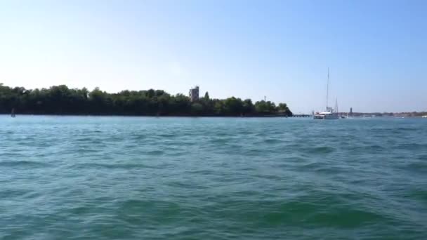 A Europa. Itália. Veneza. Viagem de barco para a ilha de Veneza de barco — Vídeo de Stock