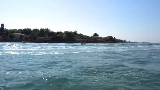 Europa. Italien. Venedig. Bootsfahrt zur Insel Venedig mit dem Boot — Stockvideo