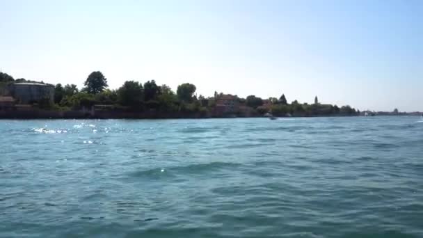 A Europa. Itália. Veneza. Viagem de barco para a ilha de Veneza de barco — Vídeo de Stock