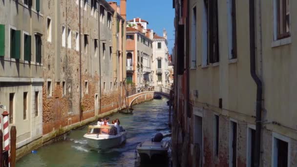Europe.Venice.Italy-September 2018: watertaxi draagt toeristen langs het kanaal — Stockvideo