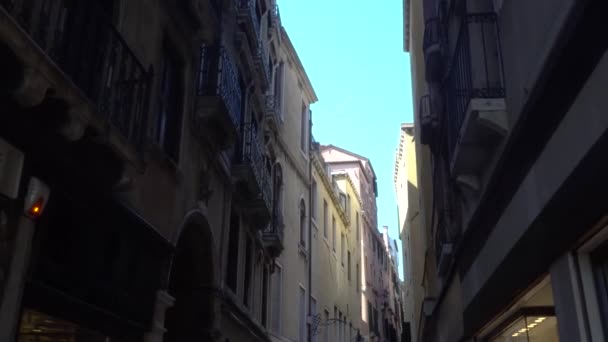 Europe.Italy.Venice Σεπτεμβρίου 2018. Προσόψεις παραδοσιακών σπιτιών Ιταλικά σε ένα στενό δρόμο — Αρχείο Βίντεο