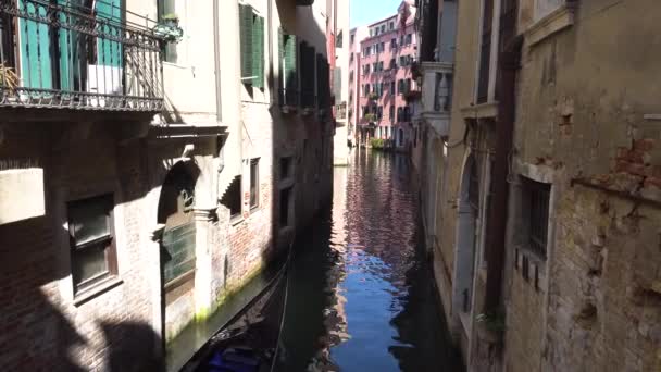 Europa. Italië. Venetië September 2018. Gondel drijvend op het kanaal in Venetië — Stockvideo