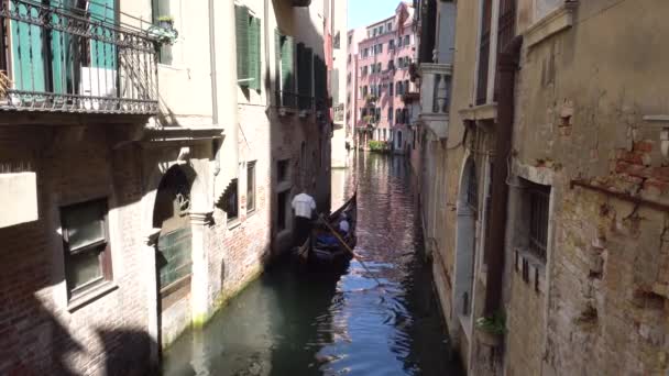 Europa. Italië. Venetië September 2018. Gondel drijvend op het kanaal in Venetië — Stockvideo