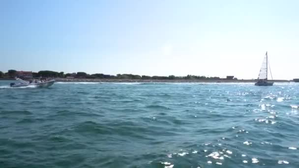 Красивая белая моторная лодка обгоняет движущийся автомобиль — стоковое видео