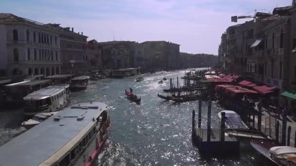 Europa. Italië. Venetië. Panoramisch uitzicht op het canal Grande vanaf de brug op een zonnige zomerdag — Stockvideo