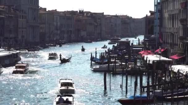 V Evropě. Itálie. Benátky. Panoramatický výhled canal Grande z mostu za slunečného letního dne — Stock video