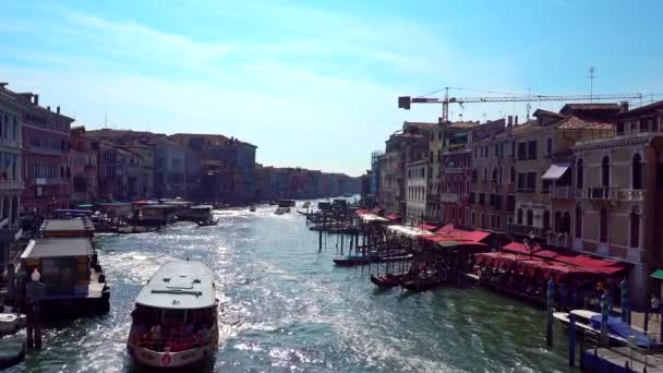 Europa. De Italia. Venecia. Vista panorámica del Gran Canal desde el puente en un soleado día de verano — Vídeos de Stock