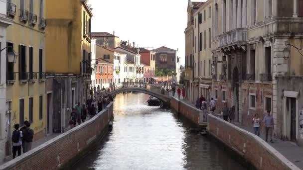 Europa. Italië. Venetië September 2018. Prachtige Venetiaans kanaal en brug over het in de avond — Stockvideo