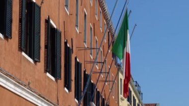 Avrupa. İtalya. Bir ortaçağ bina İtalyan bayrağı