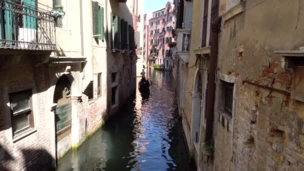 Europa. Italië. Venetië. Gondel drijvend op het kanaal in Venetië — Stockvideo