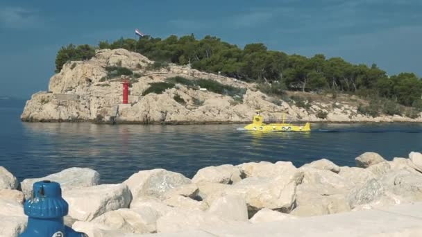 Croacia. Makarska. Pequeño submarino amarillo transporta turistas en buceo — Vídeos de Stock