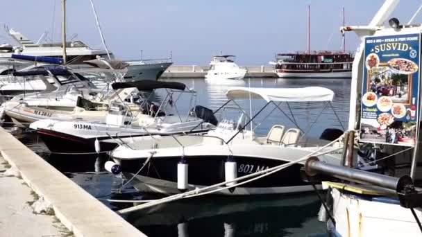 Makarska, Chorvatsko září 2018: molo s lodí a moře — Stock video