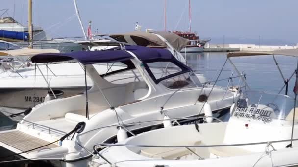 Makarska, Hırvatistan Eylül 2018. tekneler ve deniz iskelesi — Stok video
