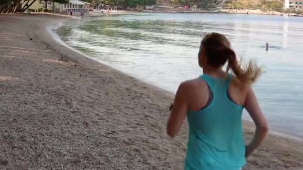 Ragazza che fa fitness Jogging sulla spiaggia in estate al mattino in Croazia — Video Stock