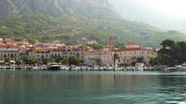 Avrupa. Hırvatistan. Makarska kasaba yaz günü denizden görünüm