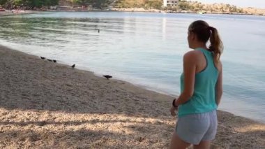 Plaj yavaş hareket üzerinde koşan genç kız