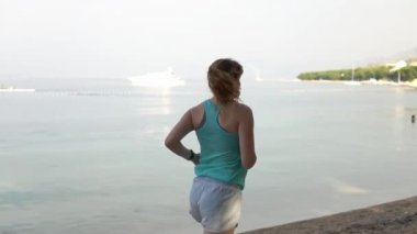 Plaj yavaş hareket üzerinde koşan genç kız