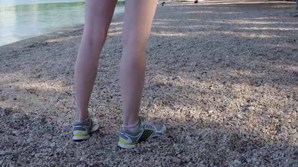 Menina correndo na praia câmera lenta — Vídeo de Stock