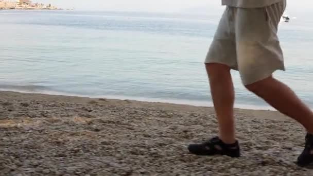 Egy ember a kocogás a parton — Stock videók