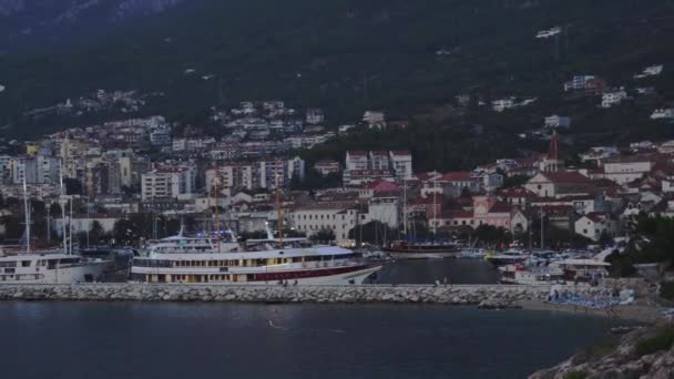 Makar Riviera, Chorvatsko. Pohled na staré historické centrum města — Stock video