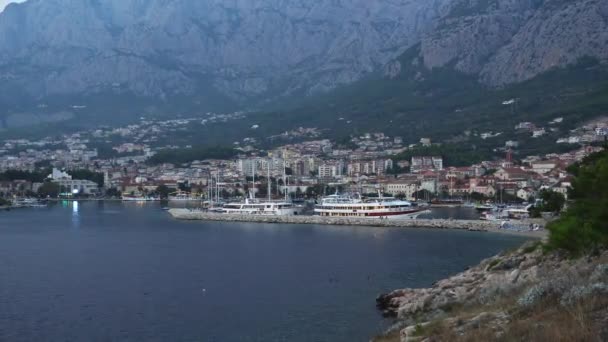 Makar Riviera, Chorvatsko. Pohled na staré historické centrum města — Stock video