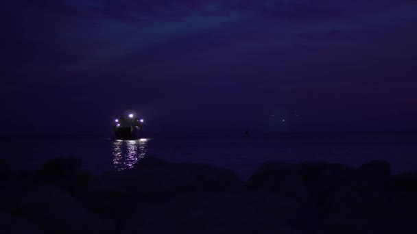 Κροατία. Makarska. Πλοίο τη νύχτα που εισέρχονται στο λιμάνι — Αρχείο Βίντεο