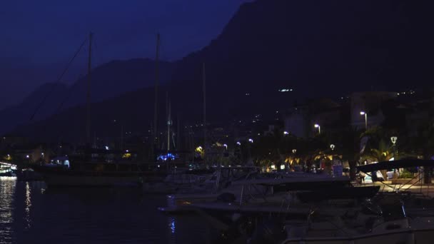 Porto na cidade de Makarska à noite vista de iates — Vídeo de Stock