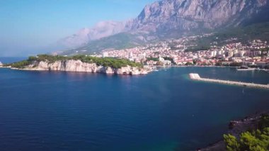 Makarska, Hırvatistan: şehrin Liman Panoraması deniz ve drone ile çekim dağ manzaralı.