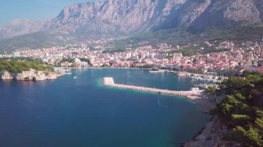Makarska, Hırvatistan: şehrin Liman Panoraması deniz ve drone ile çekim dağ manzaralı