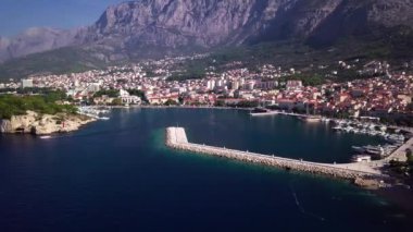 Makarska, Hırvatistan: şehrin Liman Panoraması deniz ve drone ile çekim dağ manzaralı