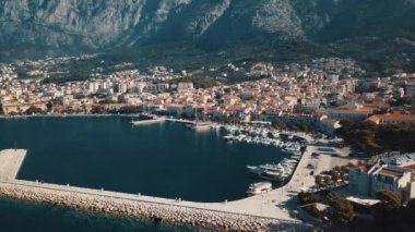 Makarska, Hırvatistan: şehrin Liman Panoraması deniz ve drone ile çekim dağ manzaralı