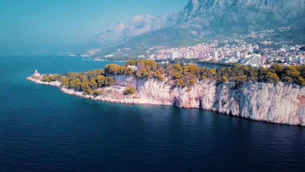 Makarska. Kroatië. Drone uitzicht op de vuurtoren en de kust — Stockvideo
