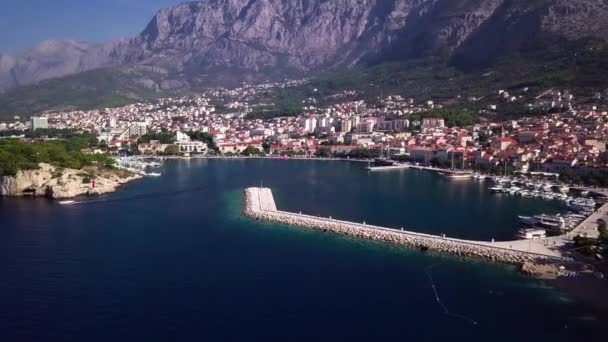 Makarska, Horvátország: panoráma a város kikötője, kilátással a tengerre és a hegyekre, a drone felvételkészítés — Stock videók