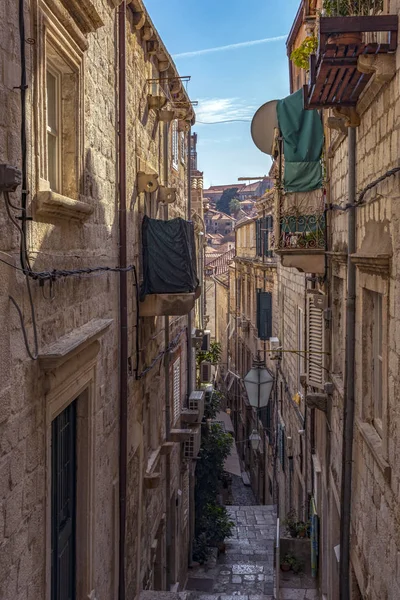 Rua estreita em Dubrovnik em um dia de verão, Croácia — Fotografia de Stock